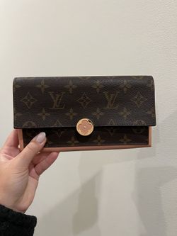 LV Louis Wallet Like New 