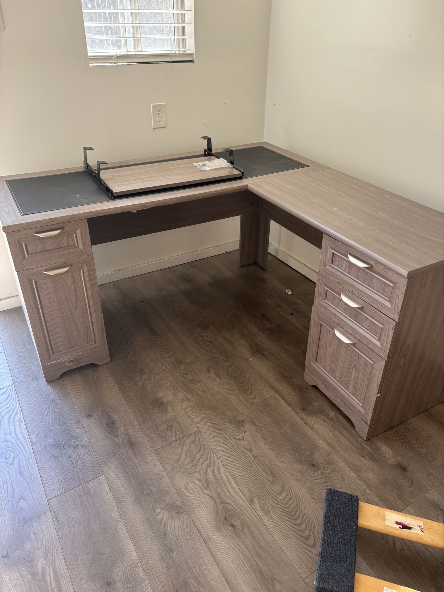 Desk - L-shaped / Corner Desk