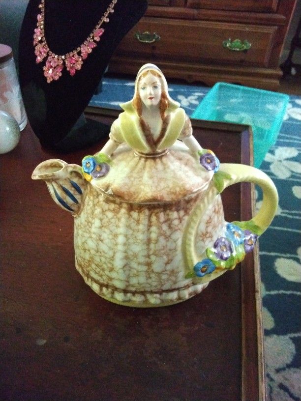 Royal CROWN TEAPOT WITH LADY ON LIP