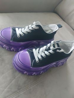 Woman size 6 converse