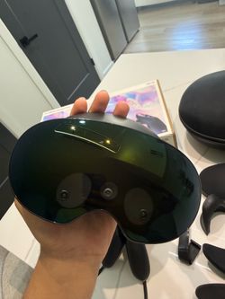 Meta Quest Pro VR Headset with Controllers and Accessories