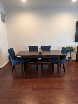 Expandable dining table