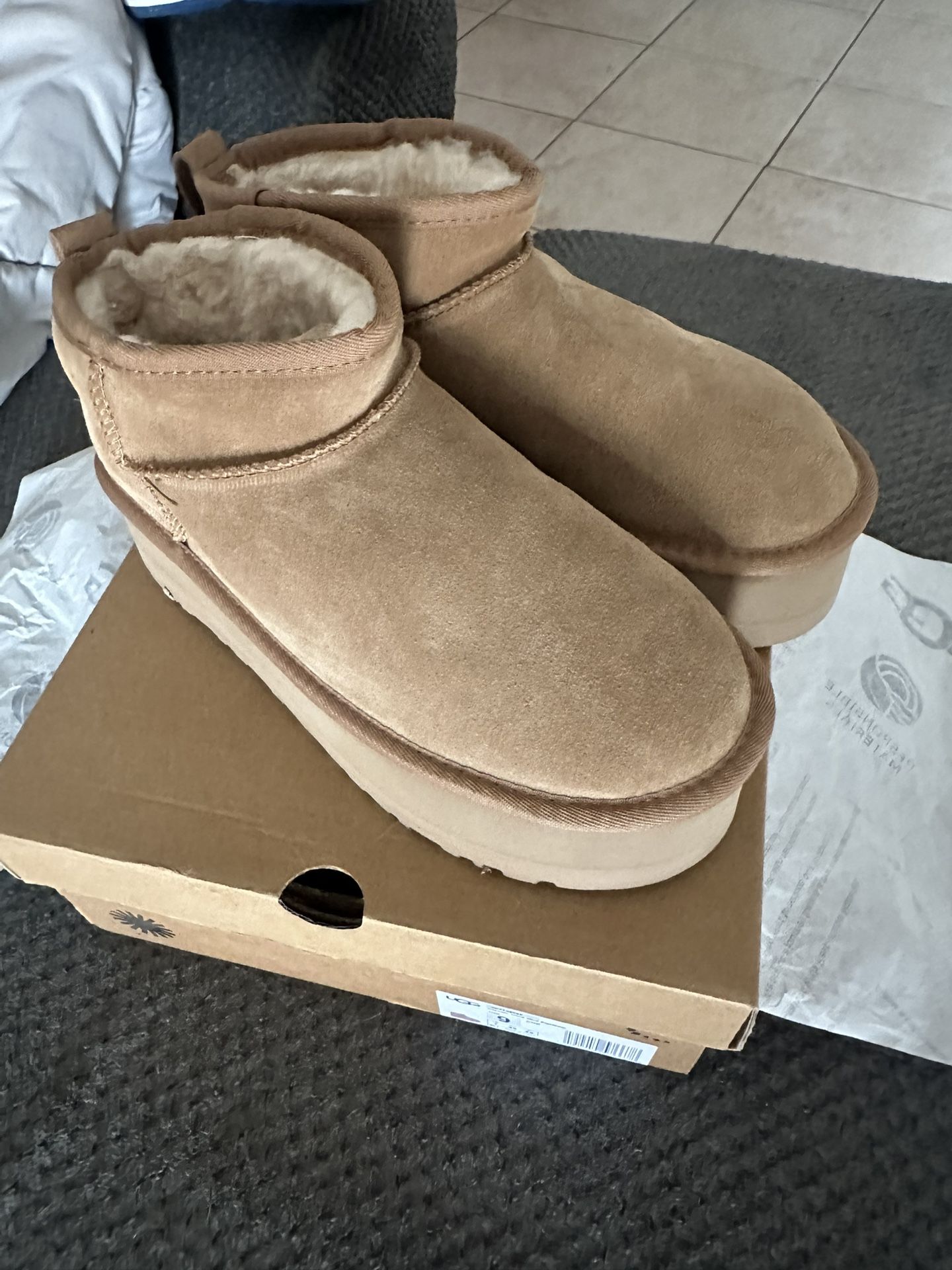 Women’s UGG’s Size 9 Platform 