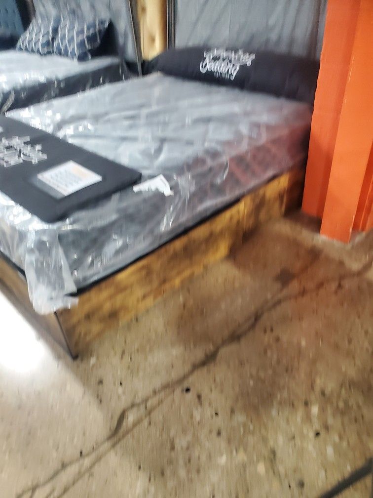 Queen Platform Bed no Headboard But Storage