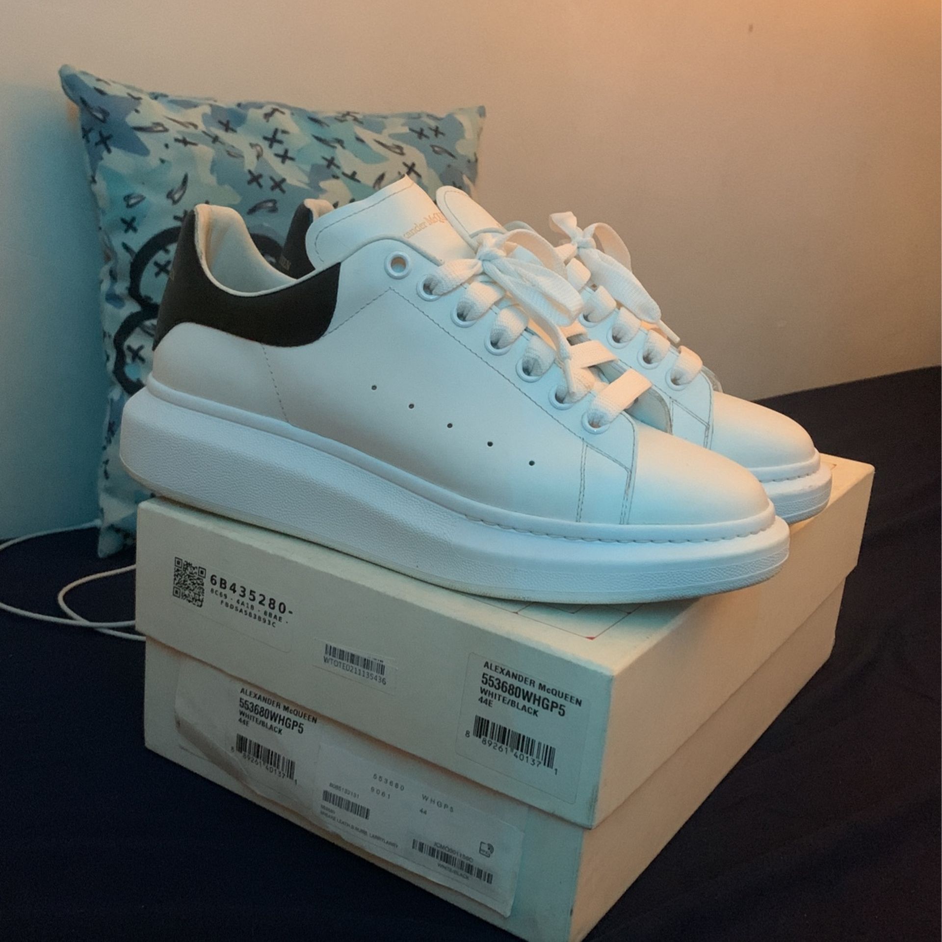 Alexander McQueens “ Oversized White-Black” Size 44(10M)