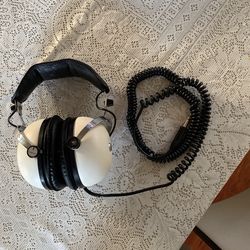 Vintage Pioneer SE-50 White Headphones in Pioneer Hard Case