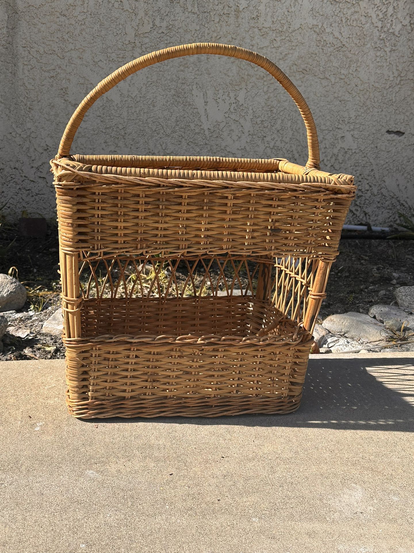 Large wicker Magazine Rack with Handle