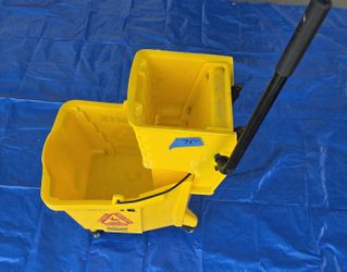 Rubbermaid Brut Bucket