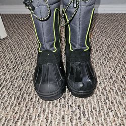 Boys Size 2 Winter Snow Boots, Like New Only Worn  A Couple Times