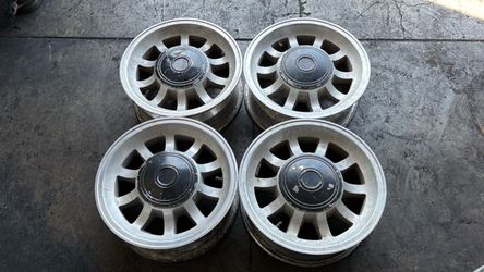 Classic 14 Inch western Bullet mag Wheels and caps 4x114.3mm Ford, Chevy, Datsun
