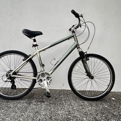 Trek 26” Navigator 200 Hybrid Bike / 21-Speed / 18.5” Aluminum Frame / Full Suspension / Bontrager Tires / Near New & Ready to Ride 