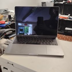 Macbook Pro (Broken Screen, Model: A1706)