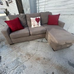 Nice Sectional Reversible Chase! 🚚 Available! 