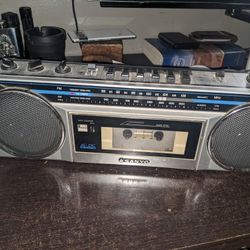 Sanyo  M-6900 Am/FM Boom Box