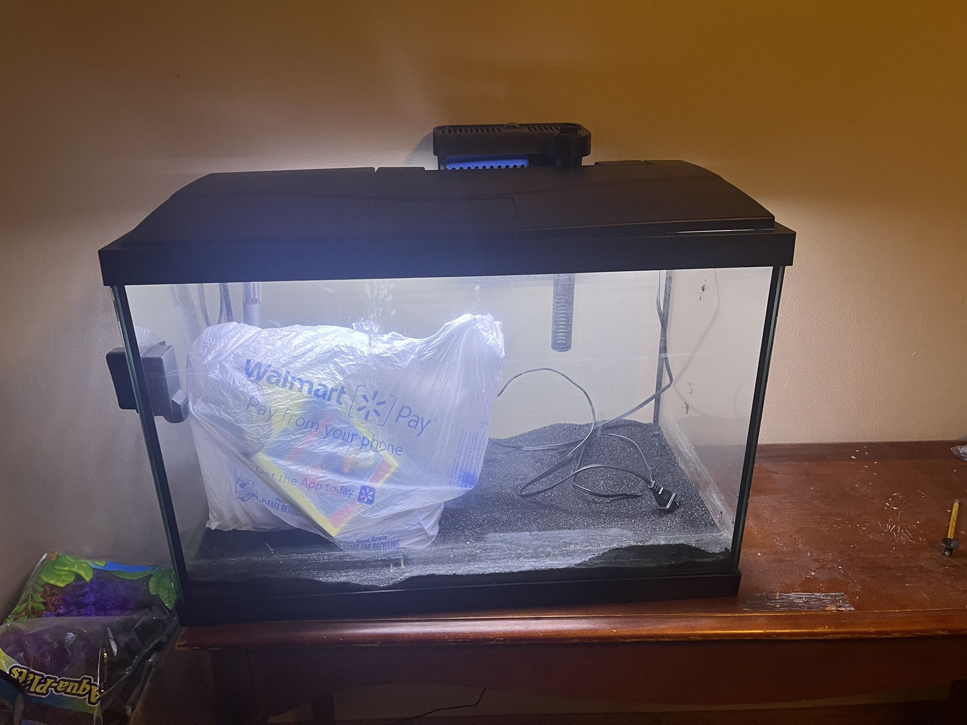 20 Gal Fish Tank With Accessorries