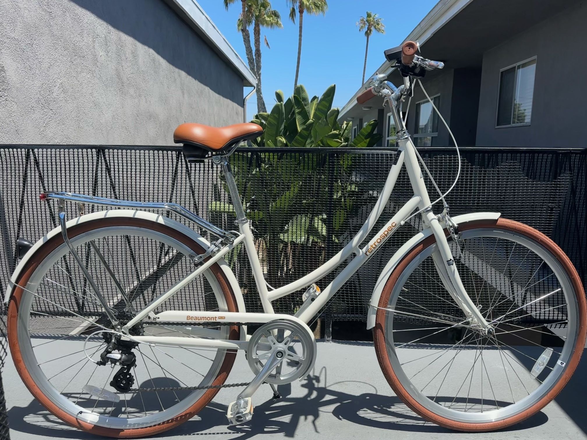 Beaumont Retrospec 8gear Bike. White/lights/lock. $250