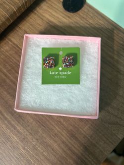 Kendra Scott earrings and bracelet