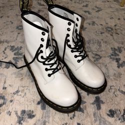 Dr. Marten’s White Size 7
