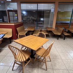 Complete set of tables and chairs for a restaurant or pizzeria.