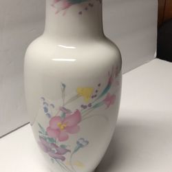 Home decor, white ceramic porcelain vase with flowers graphic,  Srednick Collection made in Japan.   $12