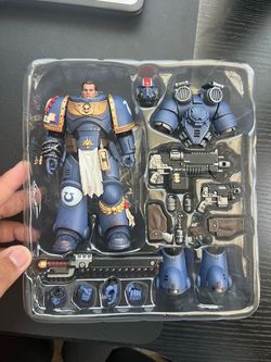 JOYTOY Warhammer 40K Ultramarines Lieutenant Titus 1/18 Action Figure