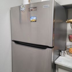 Refrigerator Like New