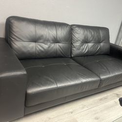 BLACK LEATHER SOFA AND LOVE SEAT LIKE NEW