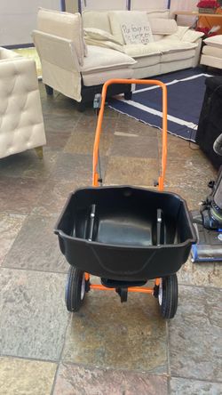 Lawn fertilizer spreader