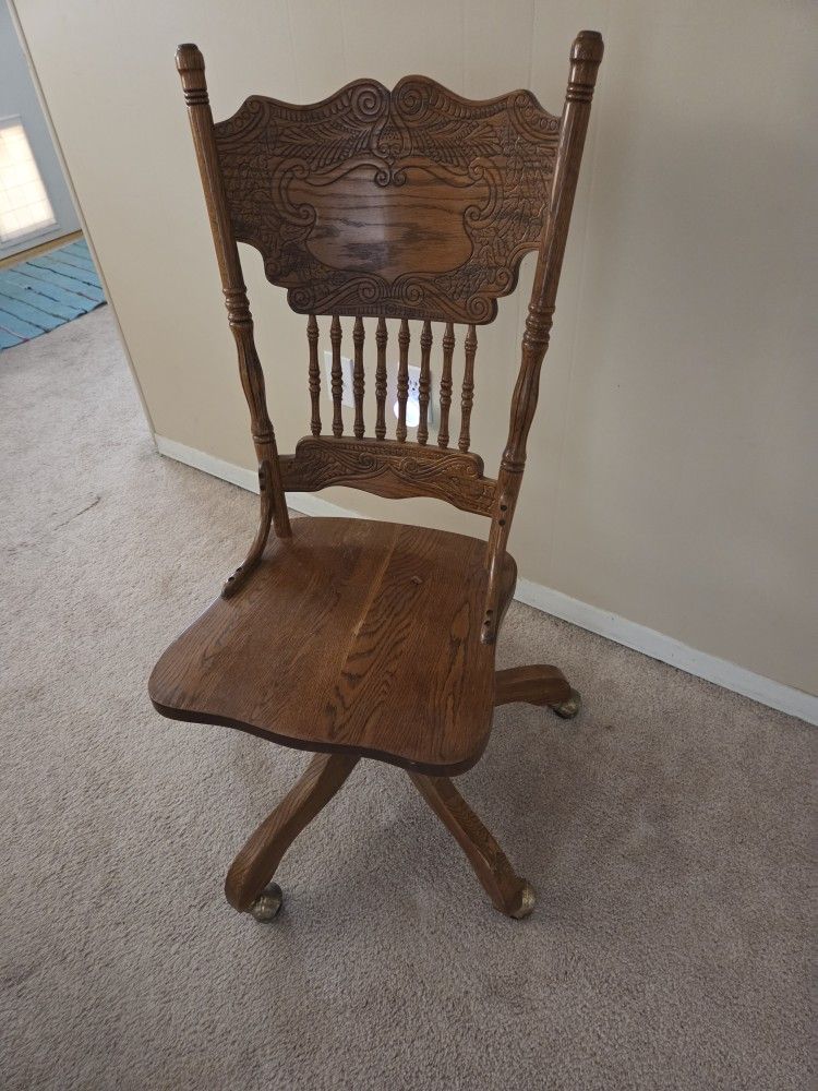 Beautiful Swivel And Roll Chair