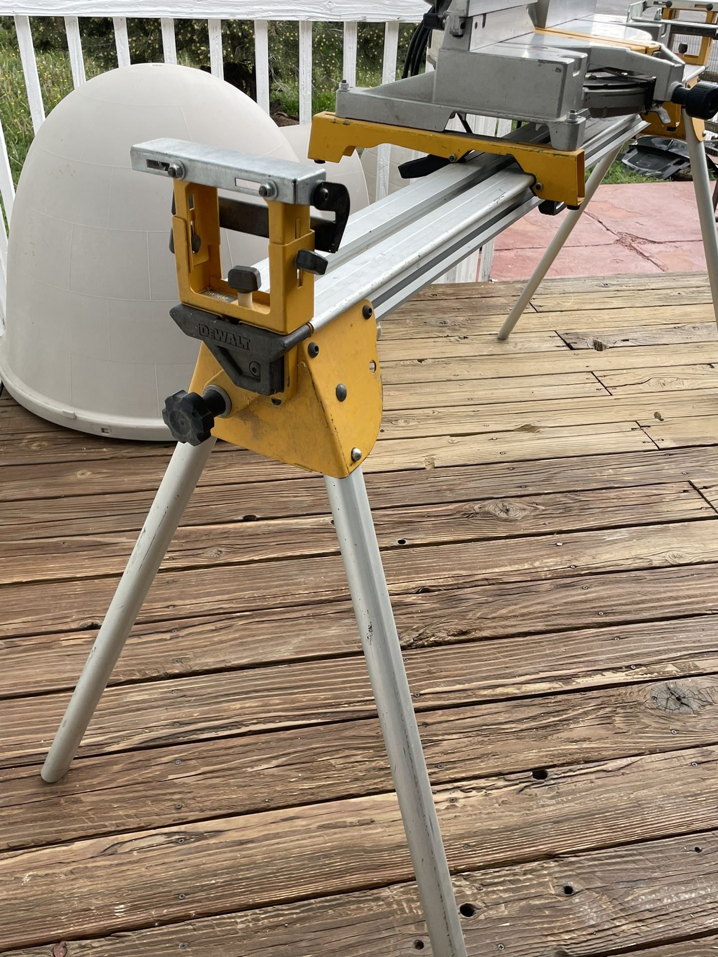 Dewalt 12 Miter Saw Double Bevel Sliding Compound with stand DW705