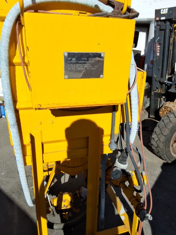 Blast cleaning machine