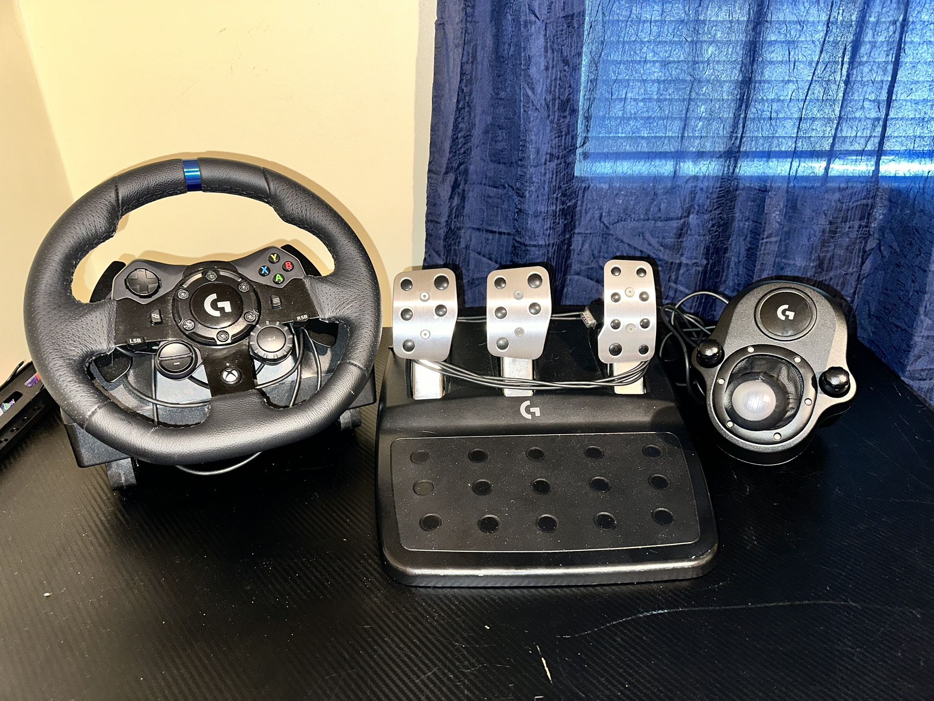 Steering Wheel With Brakes And Mic  And Clutch