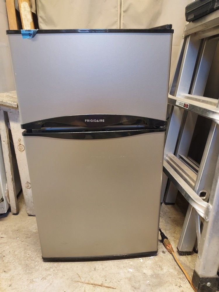 Back To School Frigidaire Mini Fridge/Freezer for Sale in Tigard, OR -  OfferUp