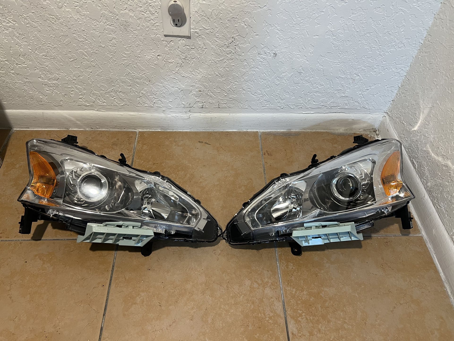 2014 Nissan Altima Headlights. Pair 