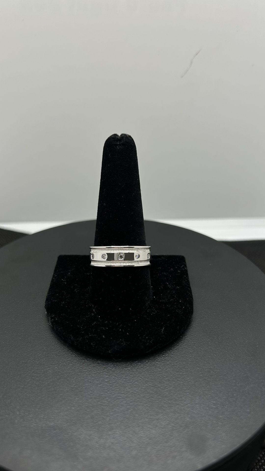 14KW .14CTW 6-Stone Men’s Band