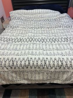 Room Essentials Twin XL Comforter – Black & White Geometric Pattern