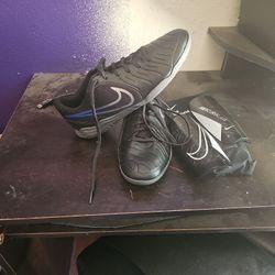 Men's Indoor Nike Shoes And Shin Guards  Size 10