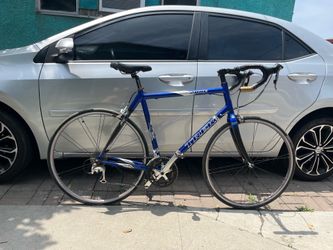 Beatiful trek road bike ready for the road size59 / 9 gears / shimano components working perfectly nice and bike ready to be use