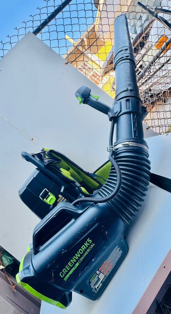 SOPLADOR DE MOCHILA INALÁMBRICO DE DOBLE PUERTO Y BATERÍA DE 80 V Y 690 CFM