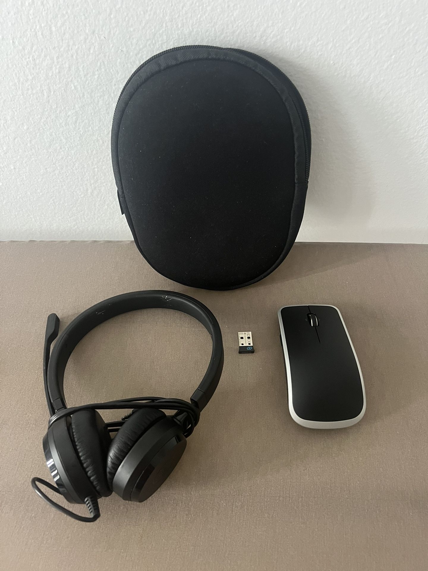 Dell Wireless WL7024 Headset & Mouse Bundle with Case