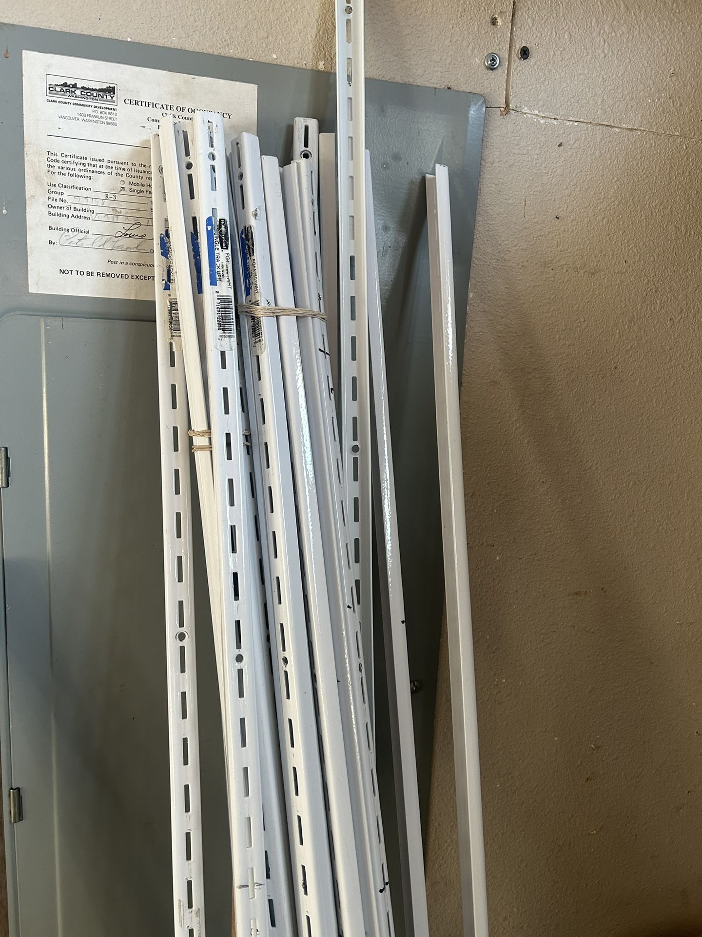 Rubbermaid single track for shelving