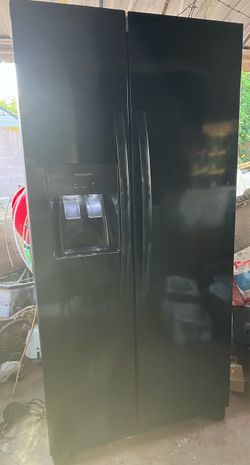 🚨 FOR SALE: Frigidaire Side-by-Side Refrigerator 🚨