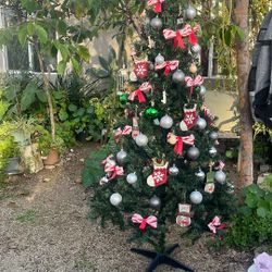 Árbol De Navidad Con Luses Y Incluye Las Decoración Por $50