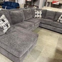 Living Room Nice Sectional!