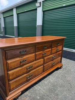 Vintage Thomasville Dresser .