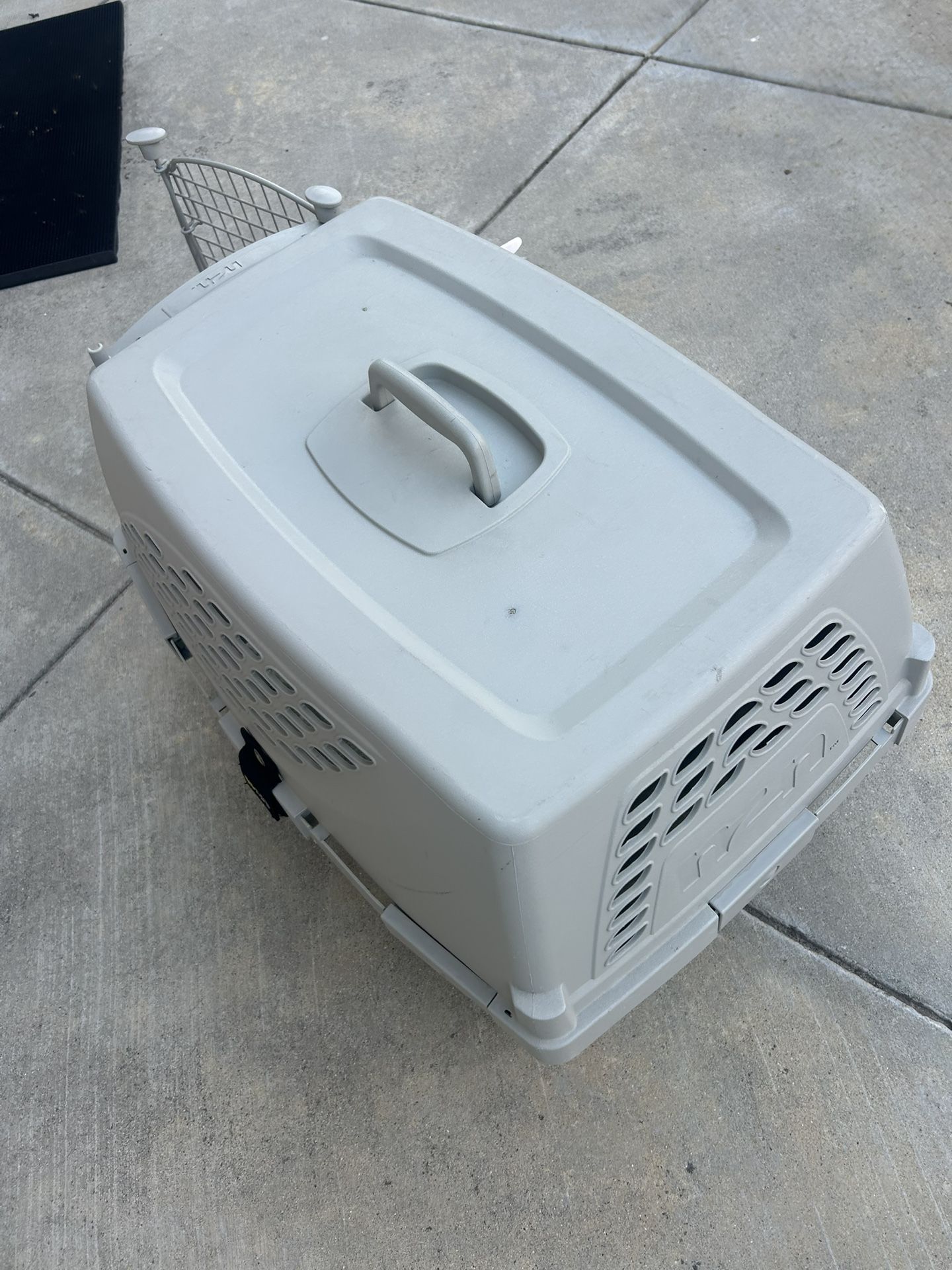 Portable Pet Carrier/ Kennel (cat / dog)