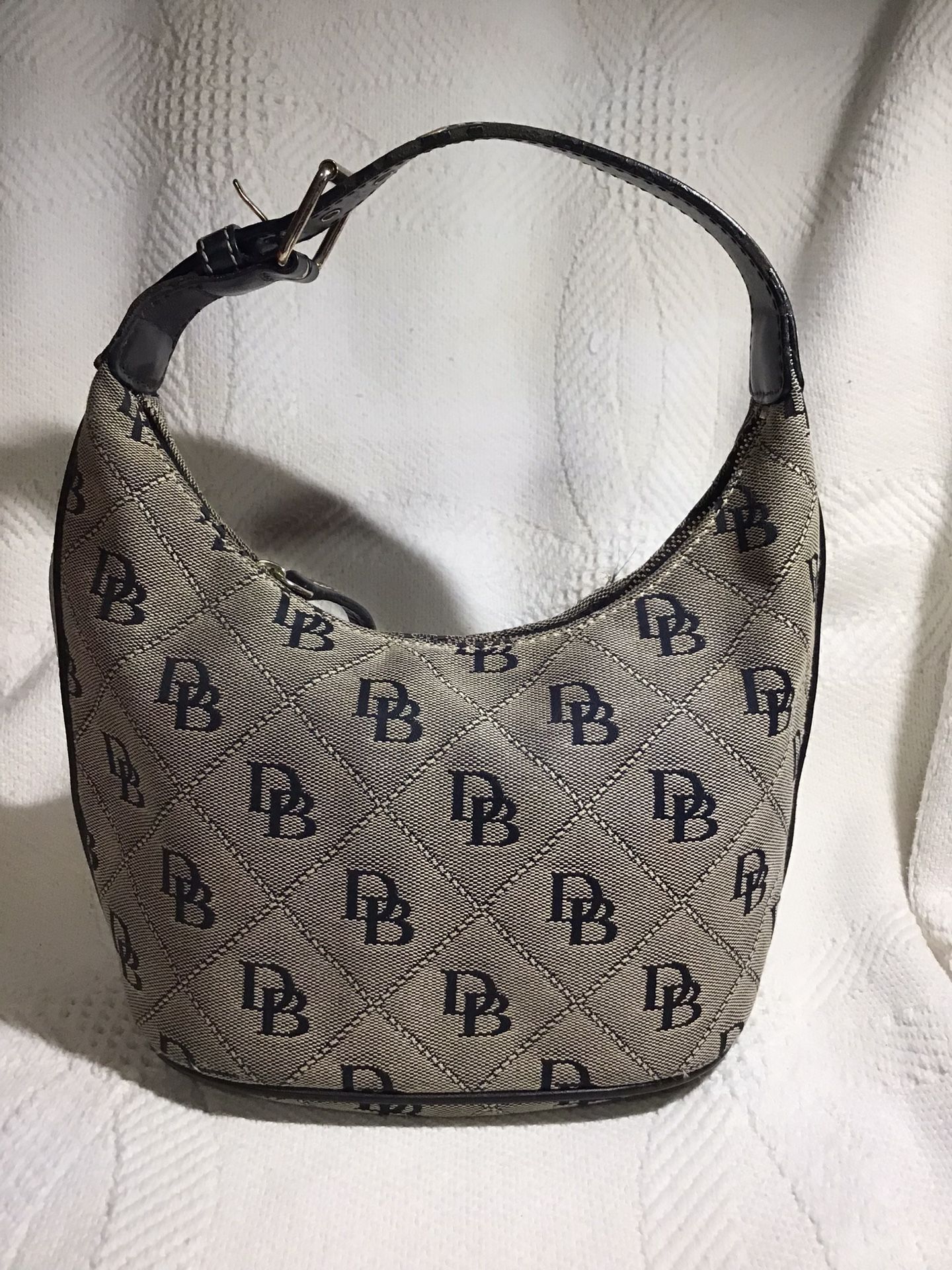 Dooney & BOURKE SIGNATURE BUCKET HOBO BAG PURSE IT IS IN GOOD SHAPE EXECELLET CONDITION