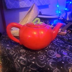 Tomato Vintage Tea Pot