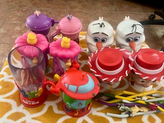 Collection features a mix of 10 Disney On Ice souvenir cups and Straws