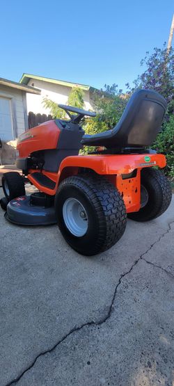 Heavy Duty Scott's riding lawnmower 17'HP 42'Deck this tractor is like new still for its age runs & DRIVES LIKE NEW  LOOKS NEW